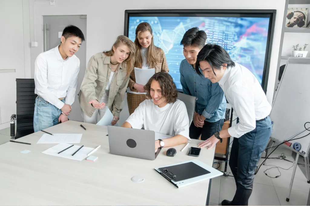 Equipo trabajando en colaboración